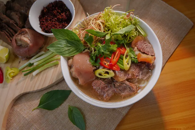Một tô món nước ăn sáng ở Quán 32 với rau thơm và nước lèo nóng